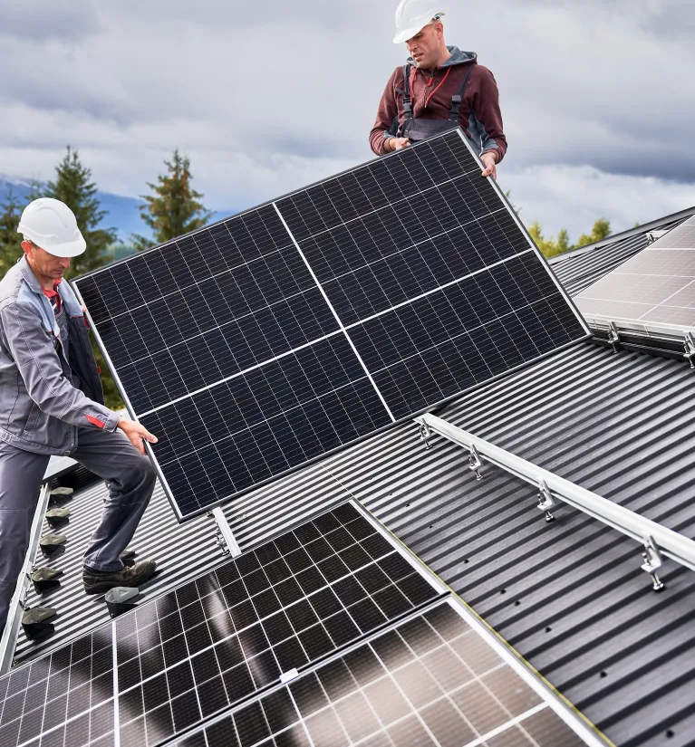 Fachowiec montujący na dachu fotowoltaikę