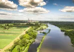 Widok na rzekę i drzewa
