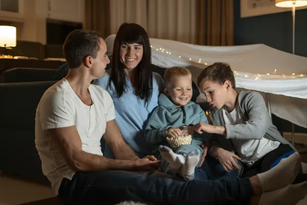 pelny-strzal-rodziny-jedzacej-popcorn